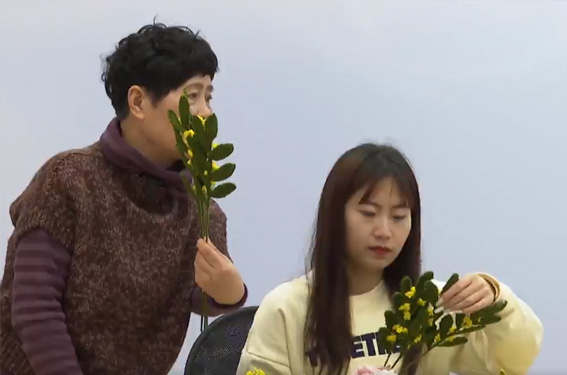  向世界獻上中國特色的文化祝福                “大家用編結的方式，熱情參與到冬奧會中來，向世界獻上帶有中國特色的文化祝福?！眲蠲利惼诖?，這束具有美好寓意且永不凋零的冬奧之花，可以開遍全世界。